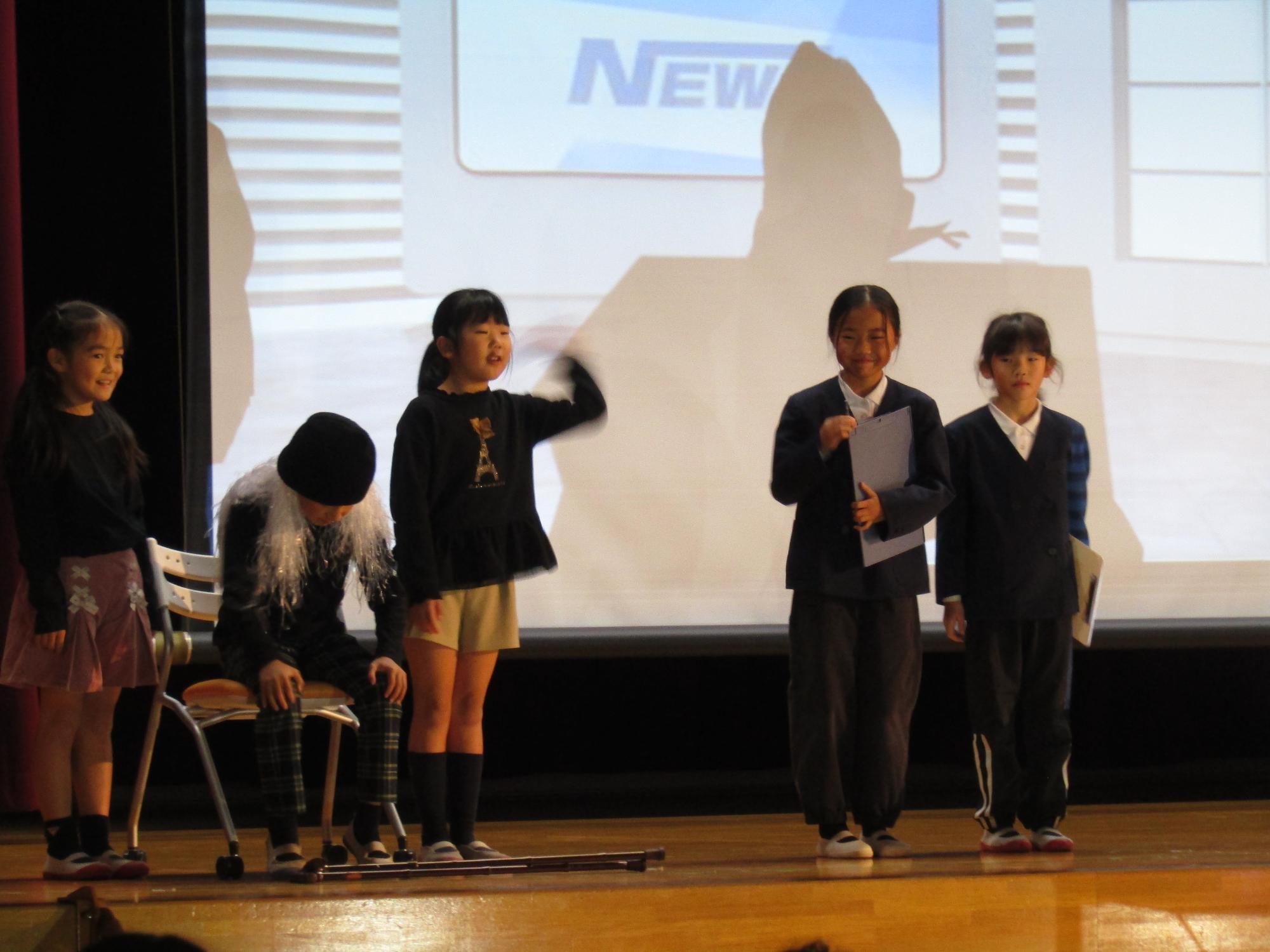 ステージで演技をする複数人の子供たち