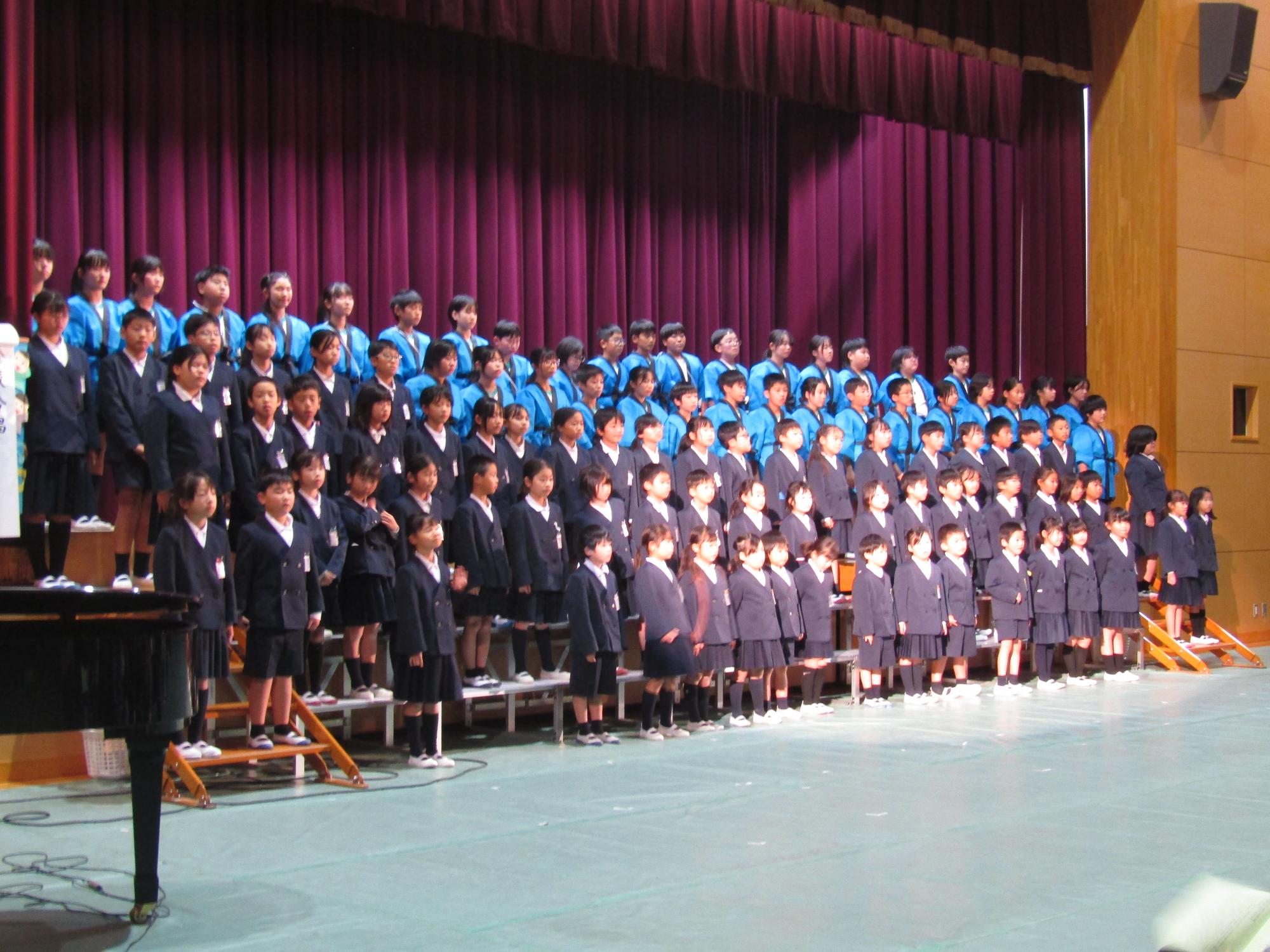 全校合唱の様子
