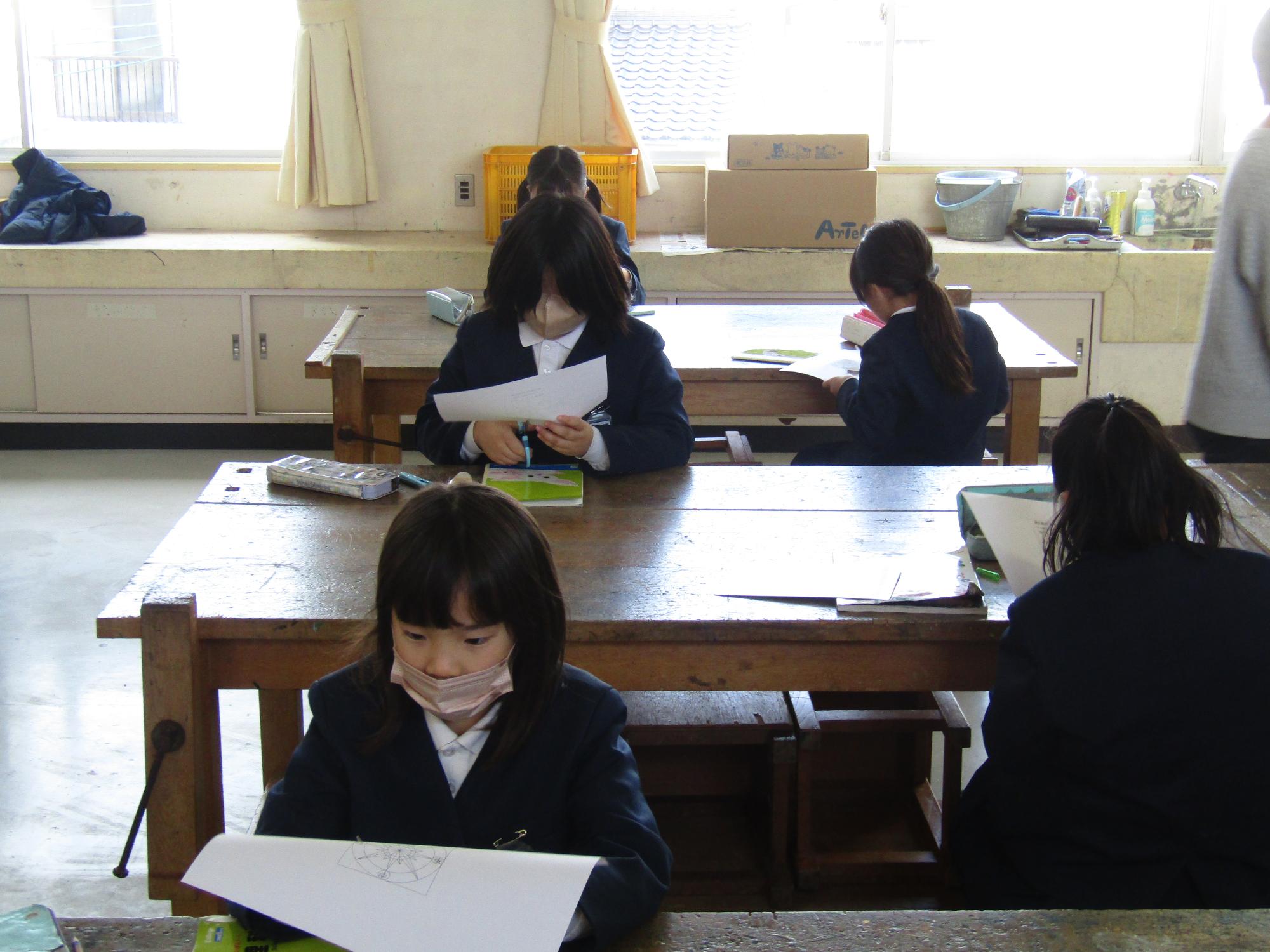 紙を切る子供たち