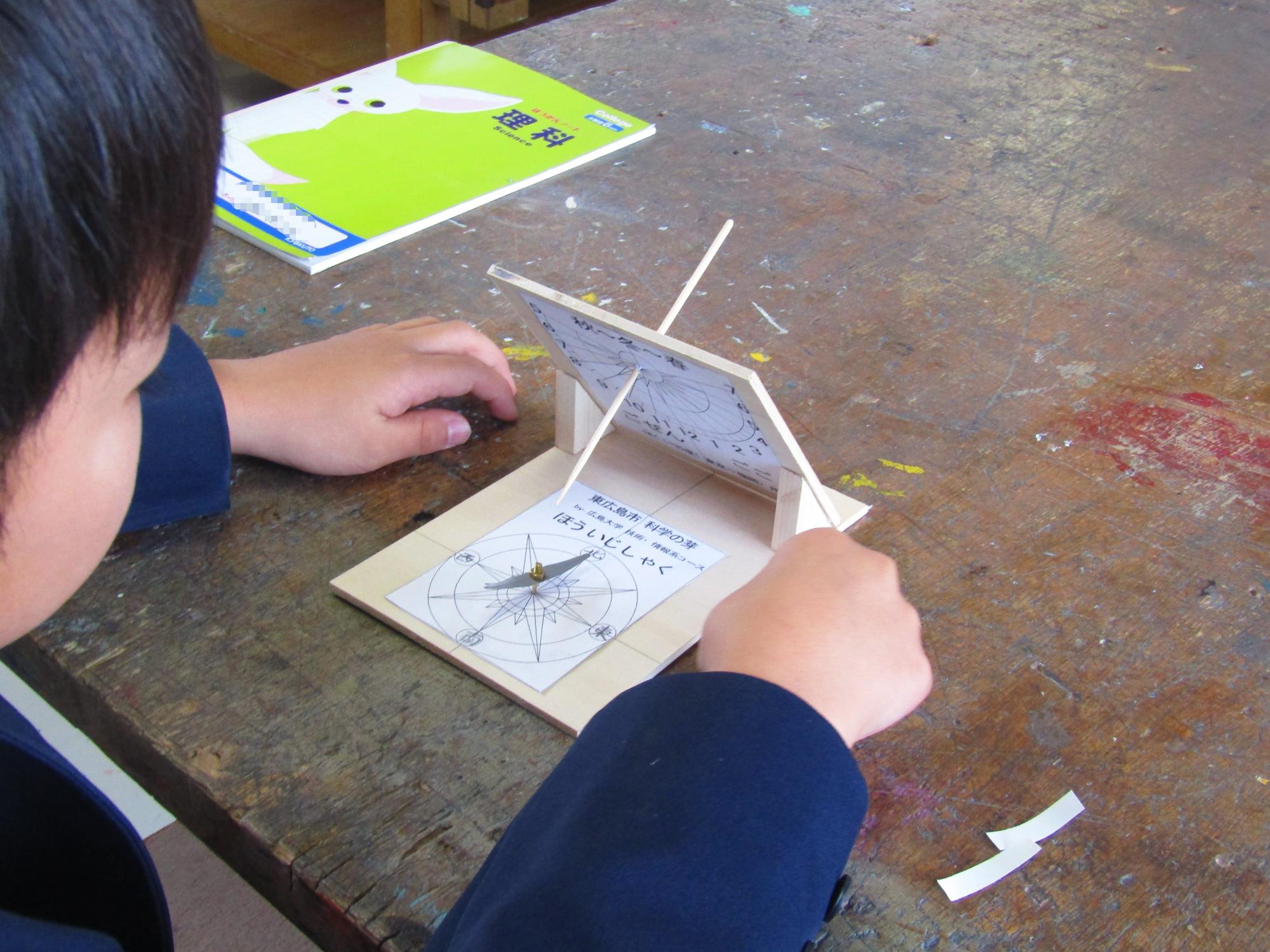 完成した方位磁石と一体型の日時計