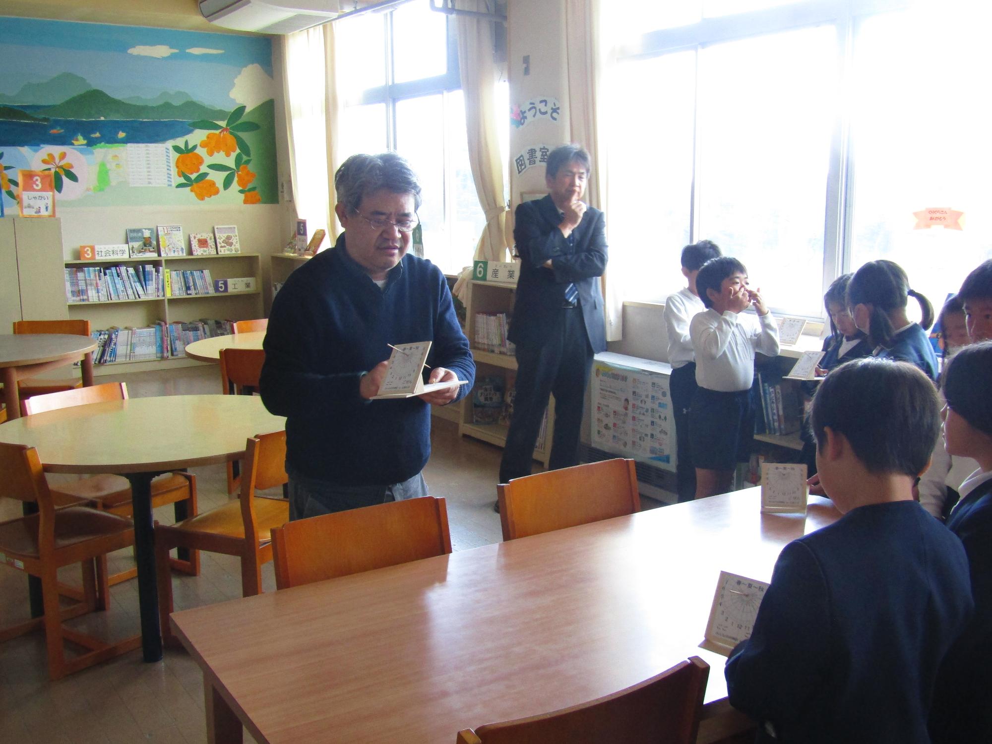 図書室内で話をする准教授