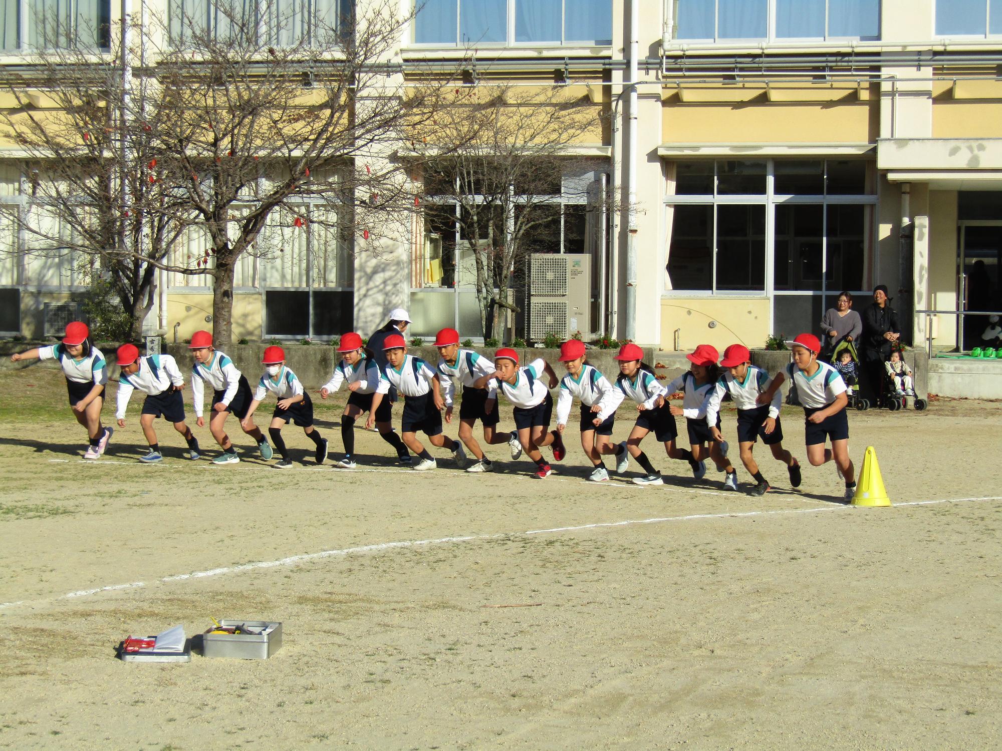 スタートラインで走りだす3年生