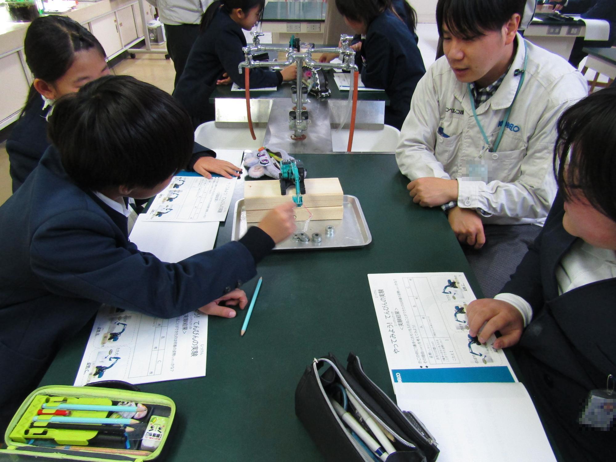 班で実験をしている様子