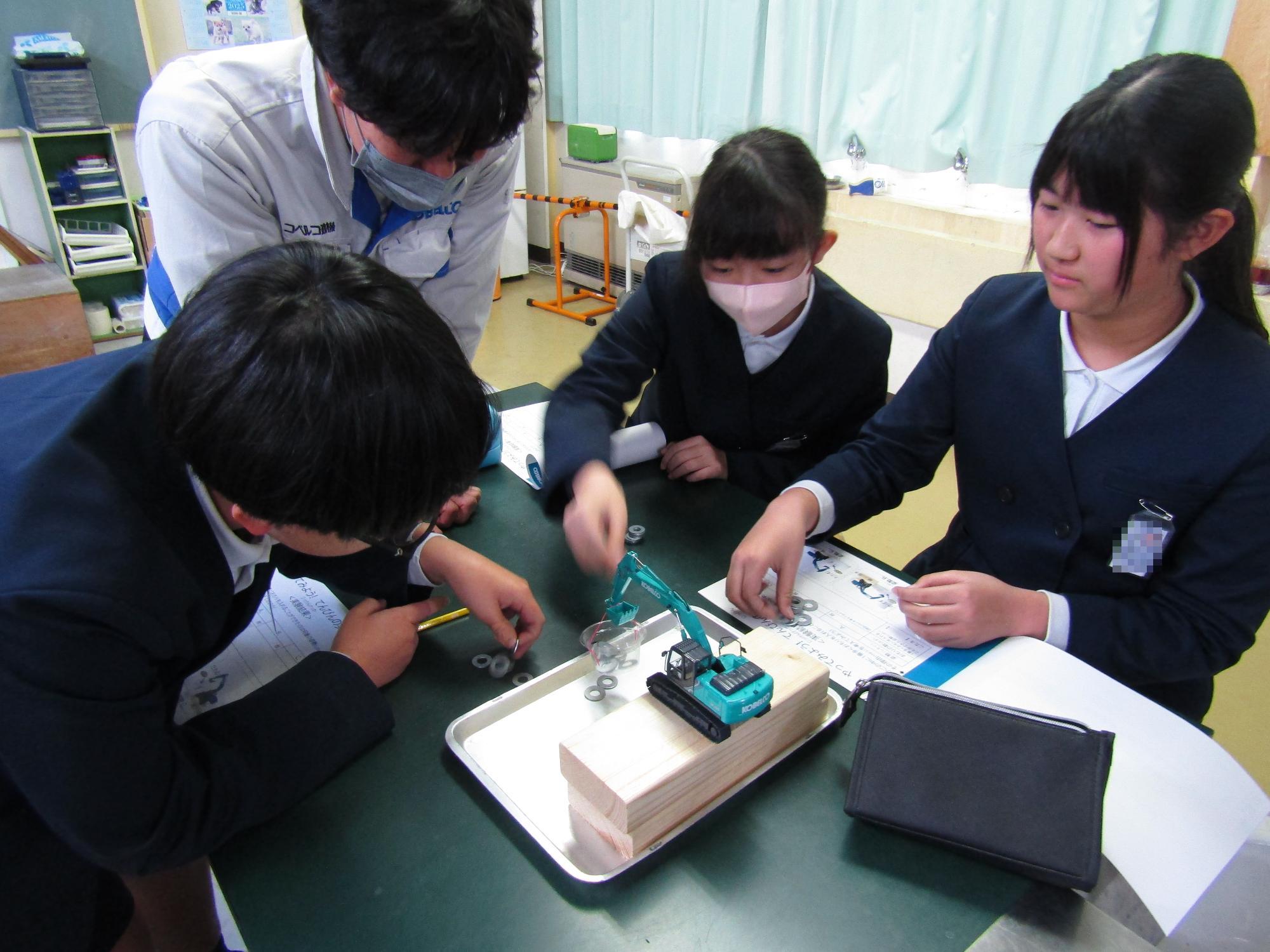 班で実験をする6年生たち