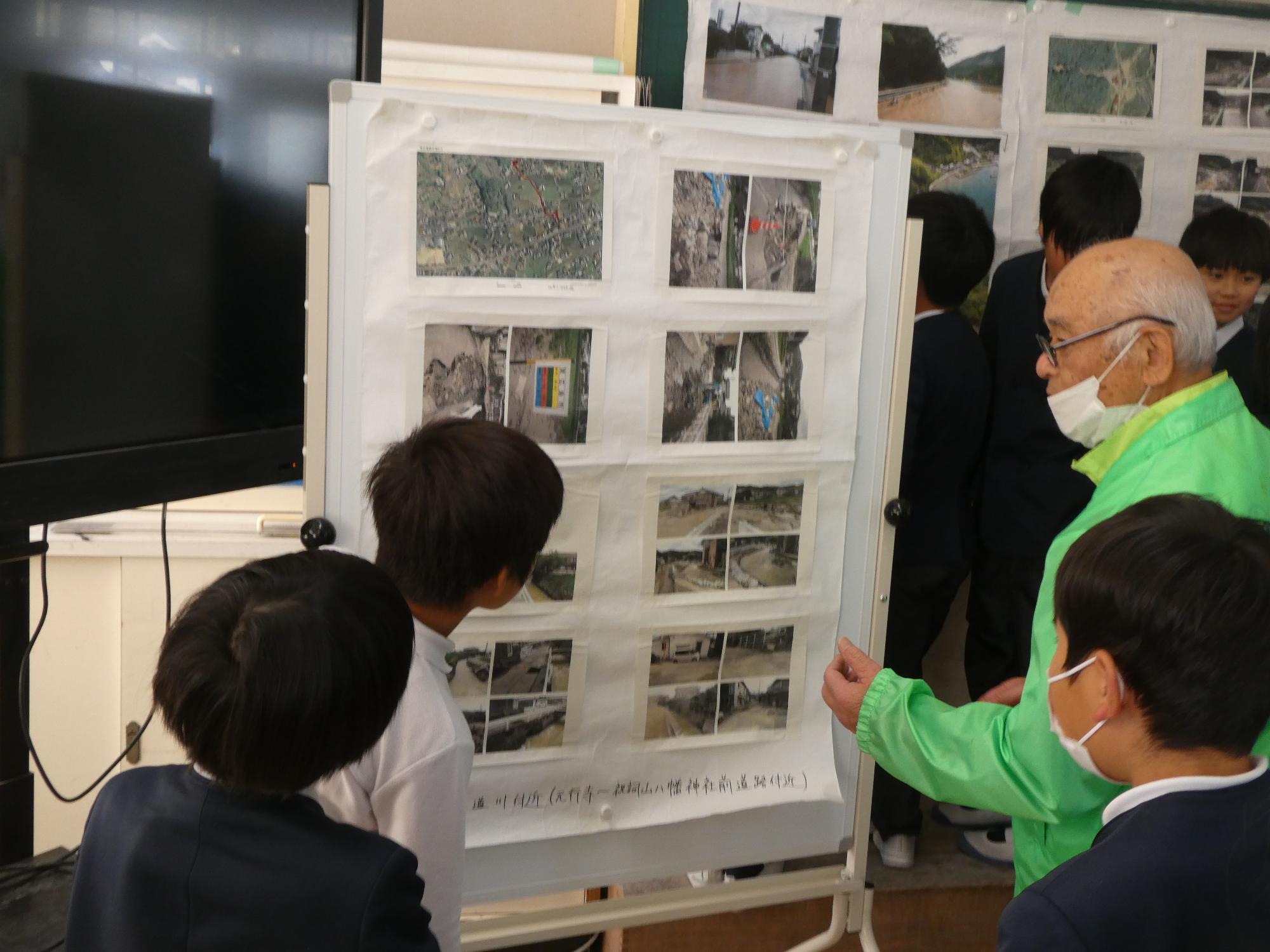 防災士と一緒に写真を見る子供たち