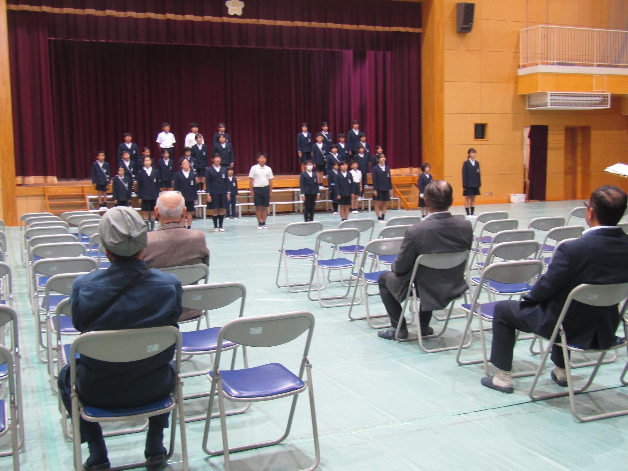 体育館での高学年の劇の練習を見学している様子