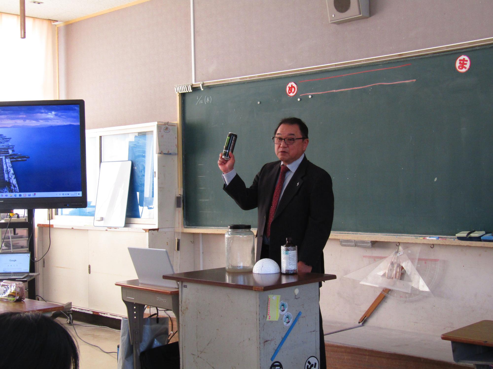 薬物の危険性について話をする学校薬剤師