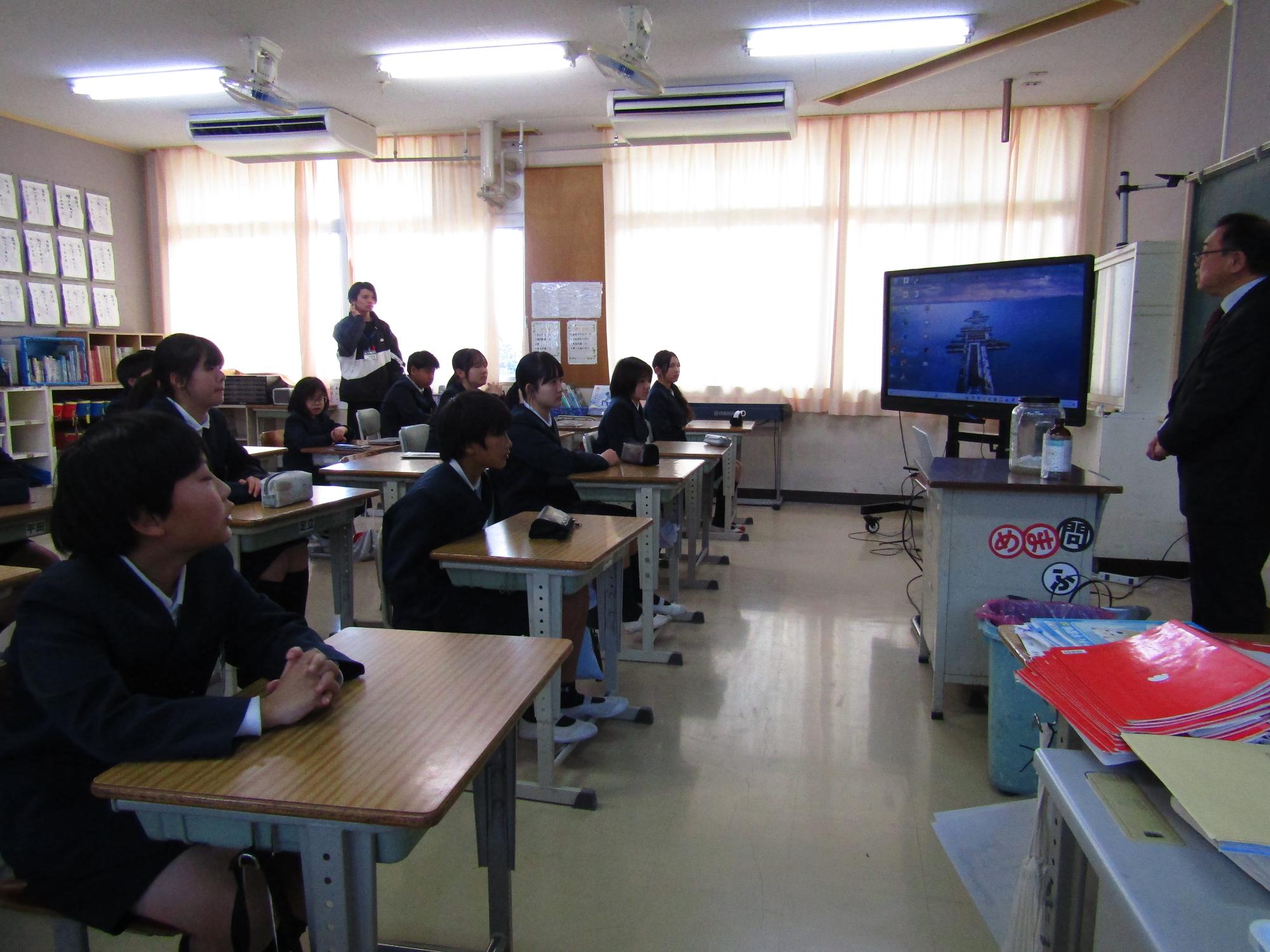 学校薬剤師の話を聞く6年生の様子