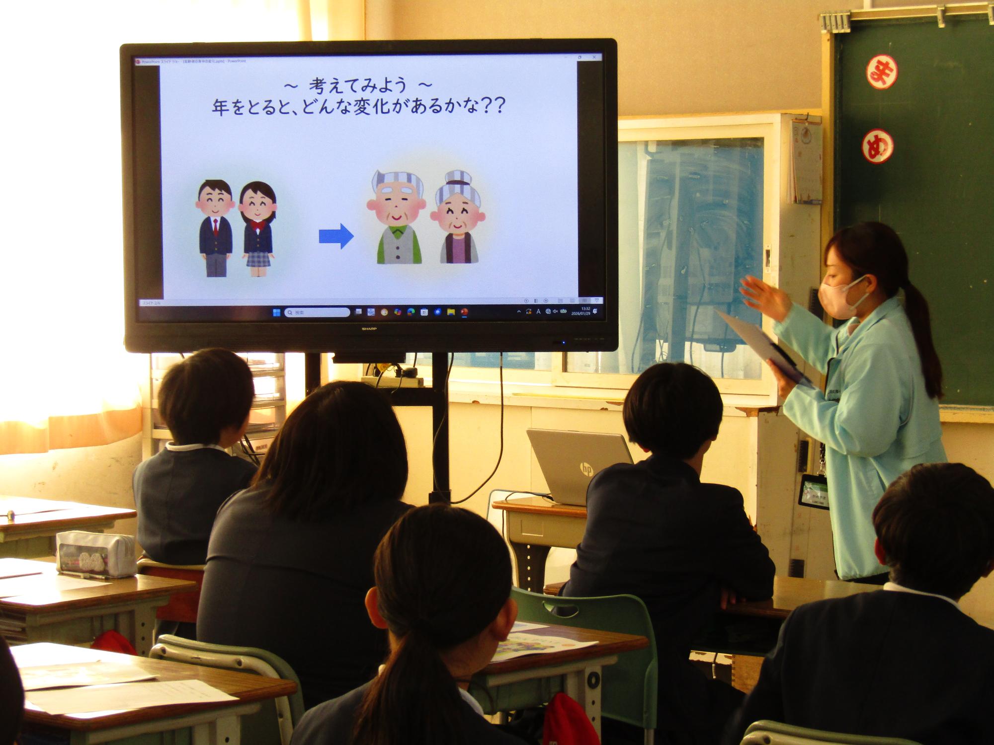 電子黒板を使って説明する社協の職員