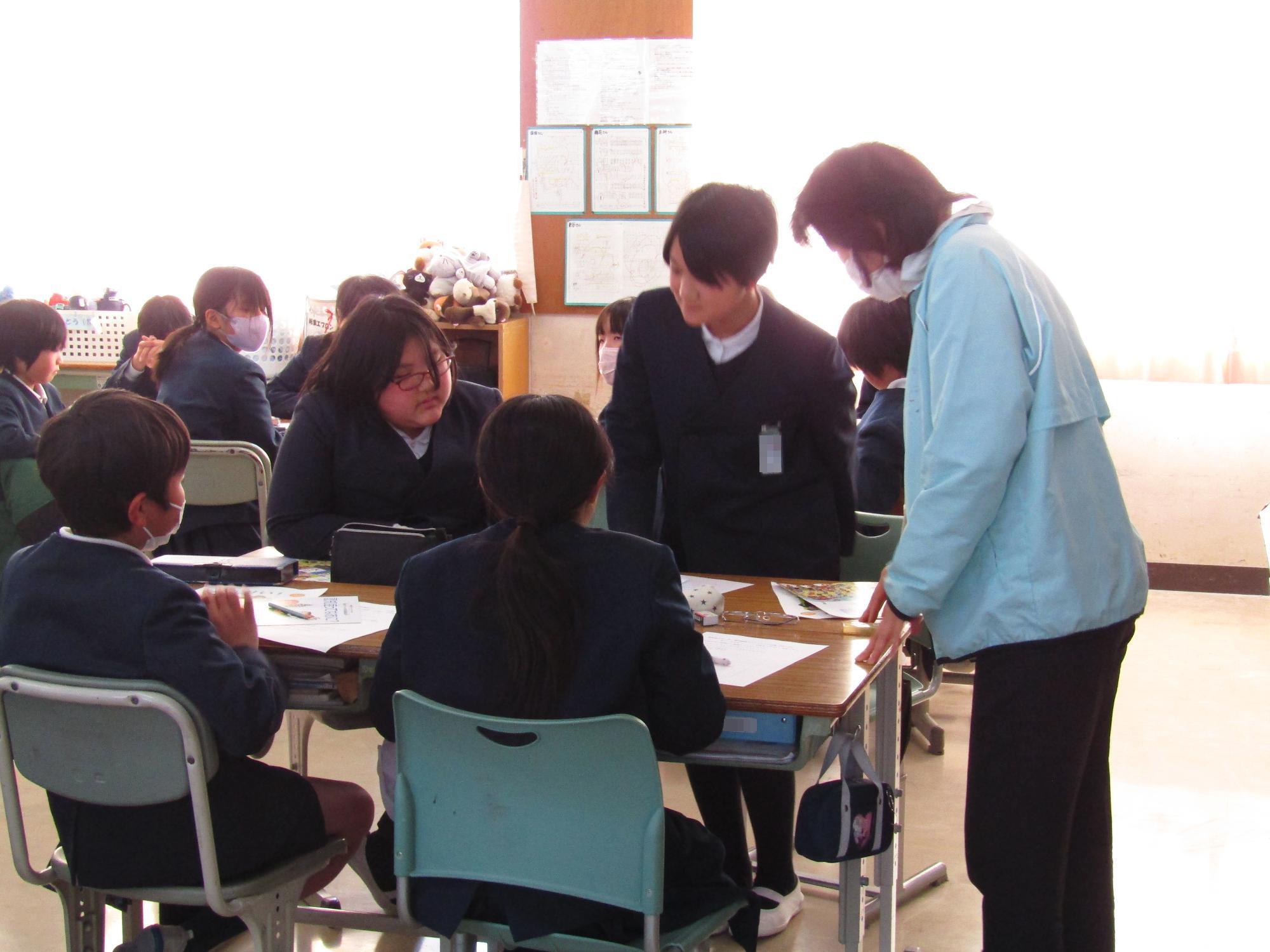 グループワークのそばで話を聞く社協職員