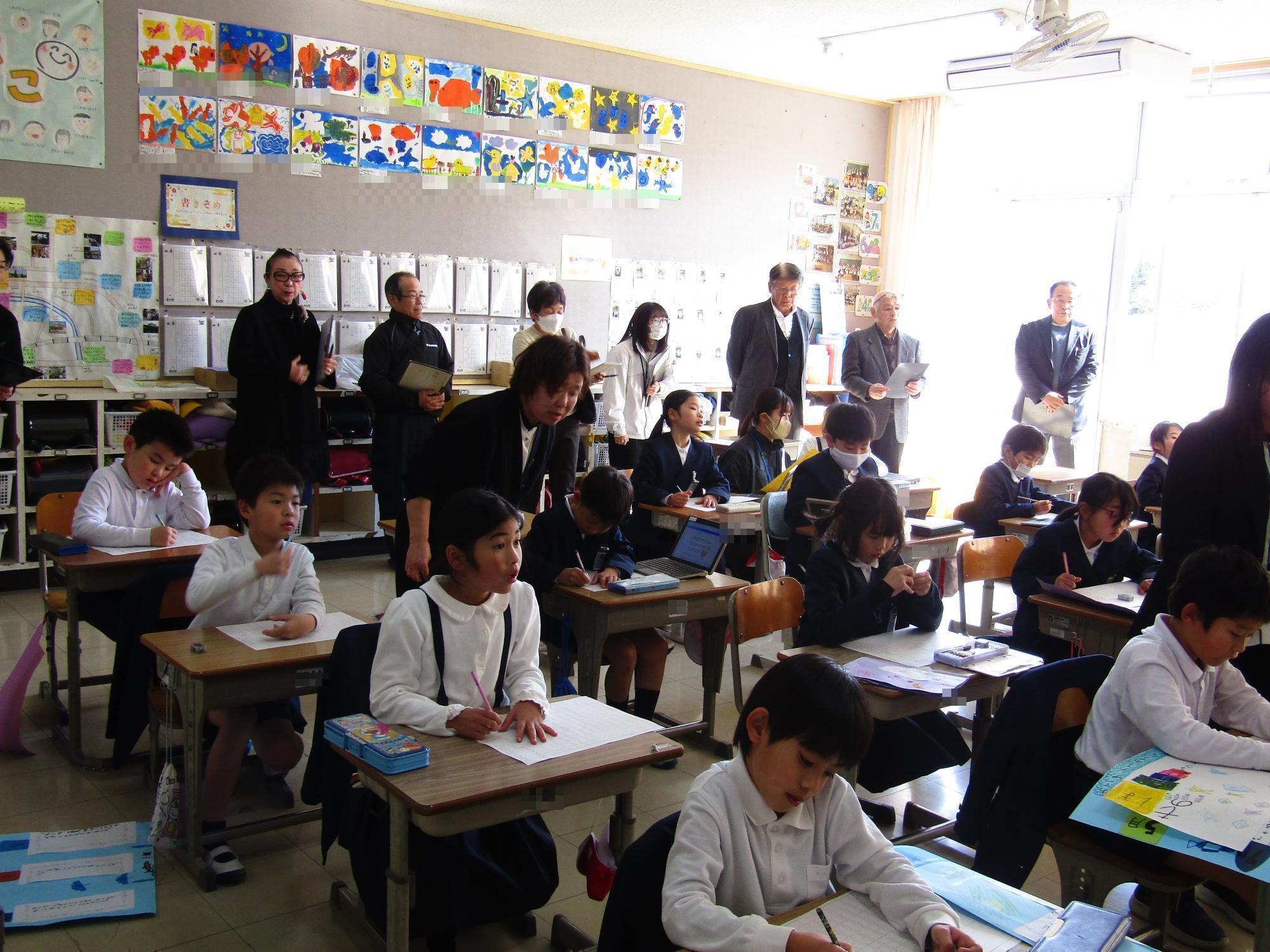低学年の授業参観の様子
