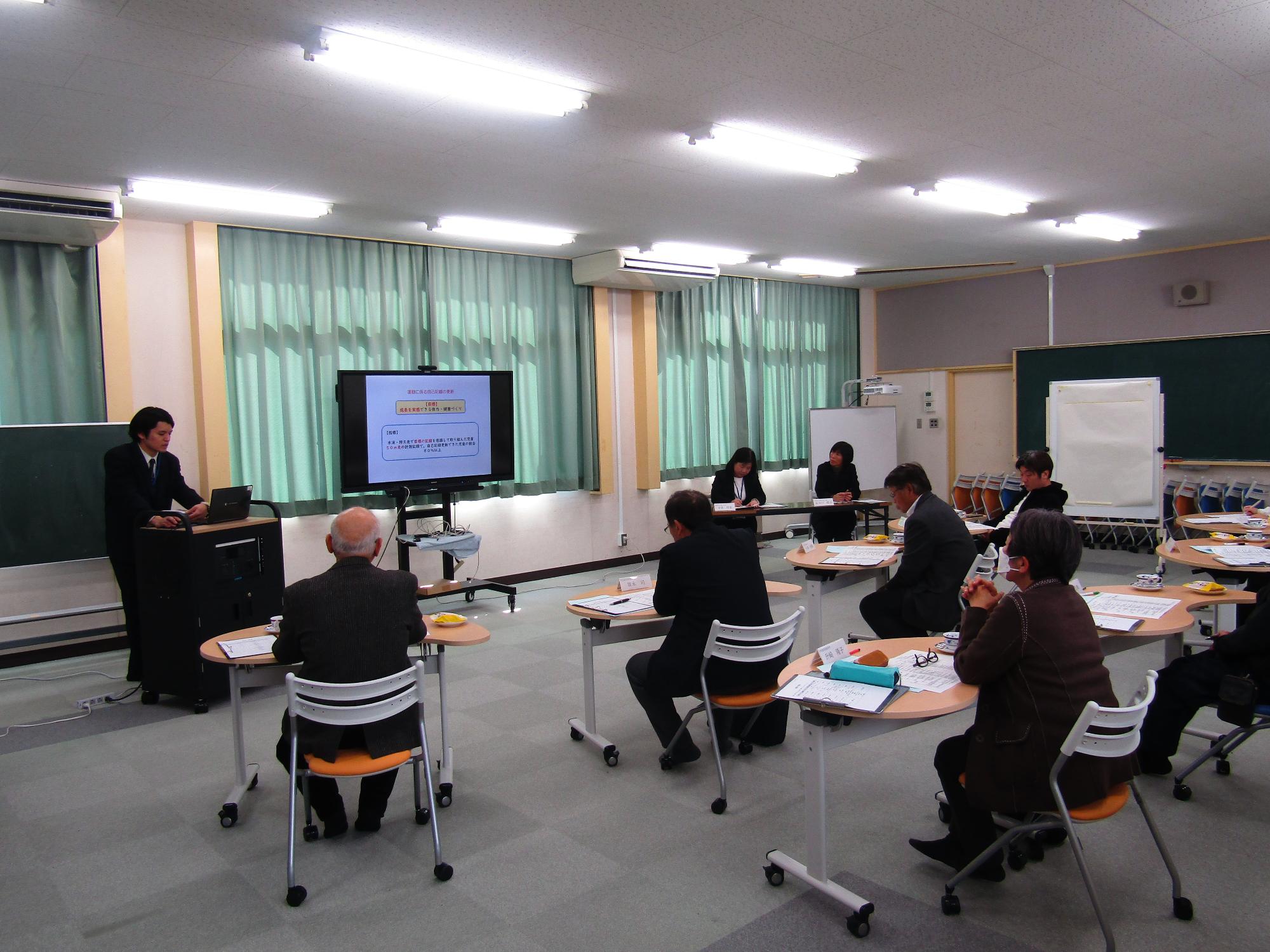 ラーニングルームで報告会をしている様子