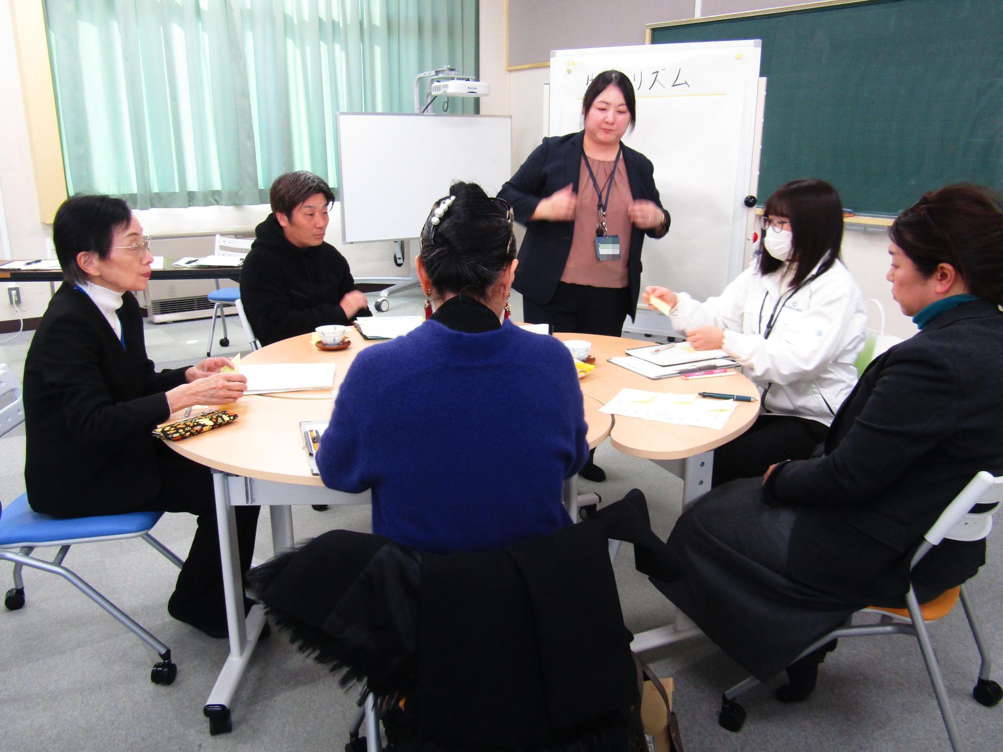 生活リズムについて熟議を行うグループの様子