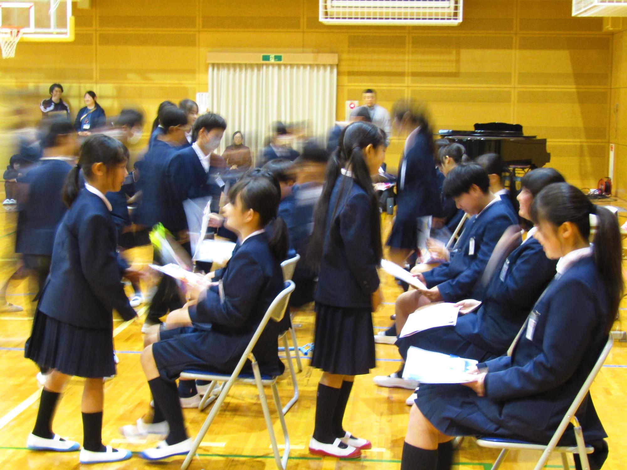 6年生達一人一人にプレゼントを渡している様子