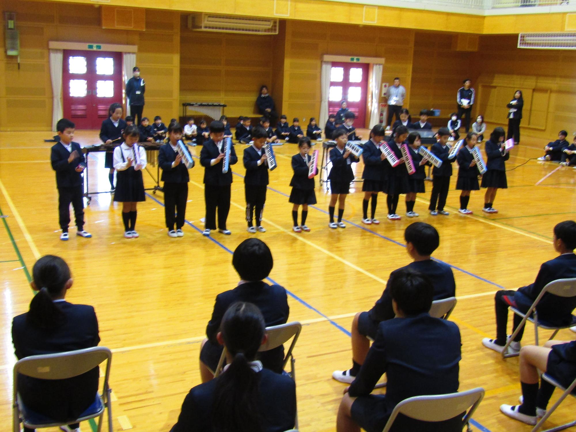 鍵盤ハーモニカなどを使って演奏する2年生達
