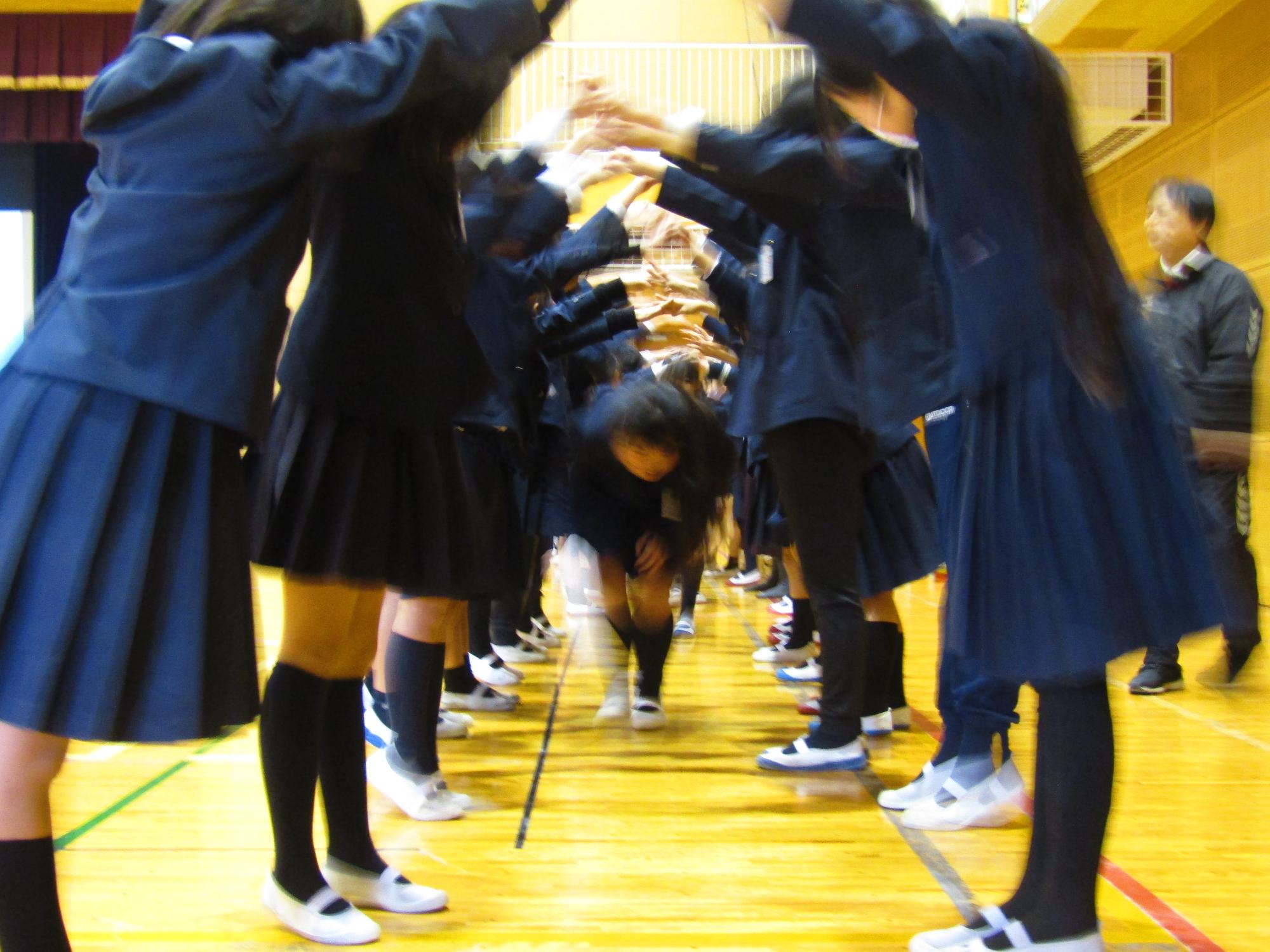 下級生達の間をくぐる6年生