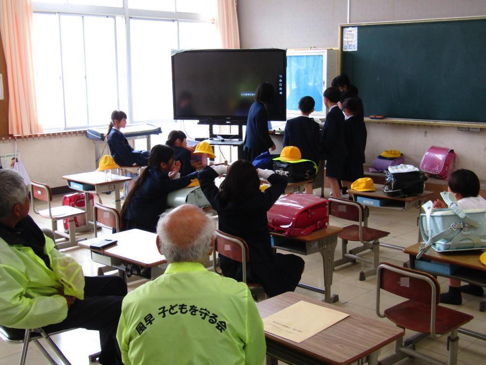 教室で守る会さんと危険個所を確認する様子その2