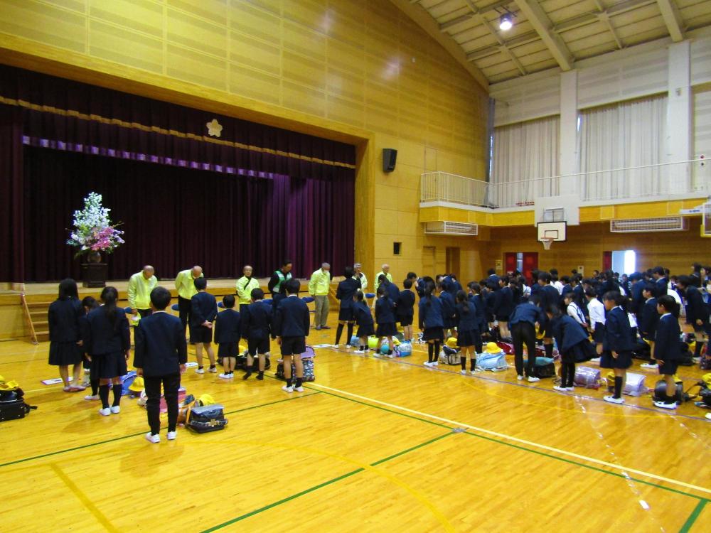 体育館で守る会さんたちと顔合わせ