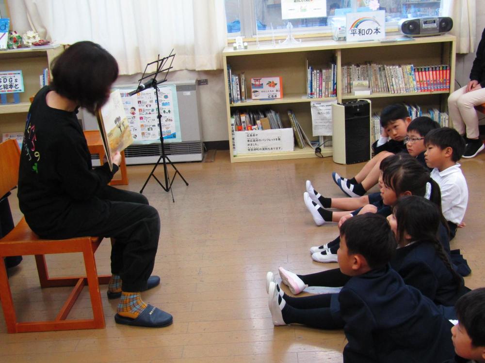 読み聞かせボランティアさんの話をじっくり聞いている様子