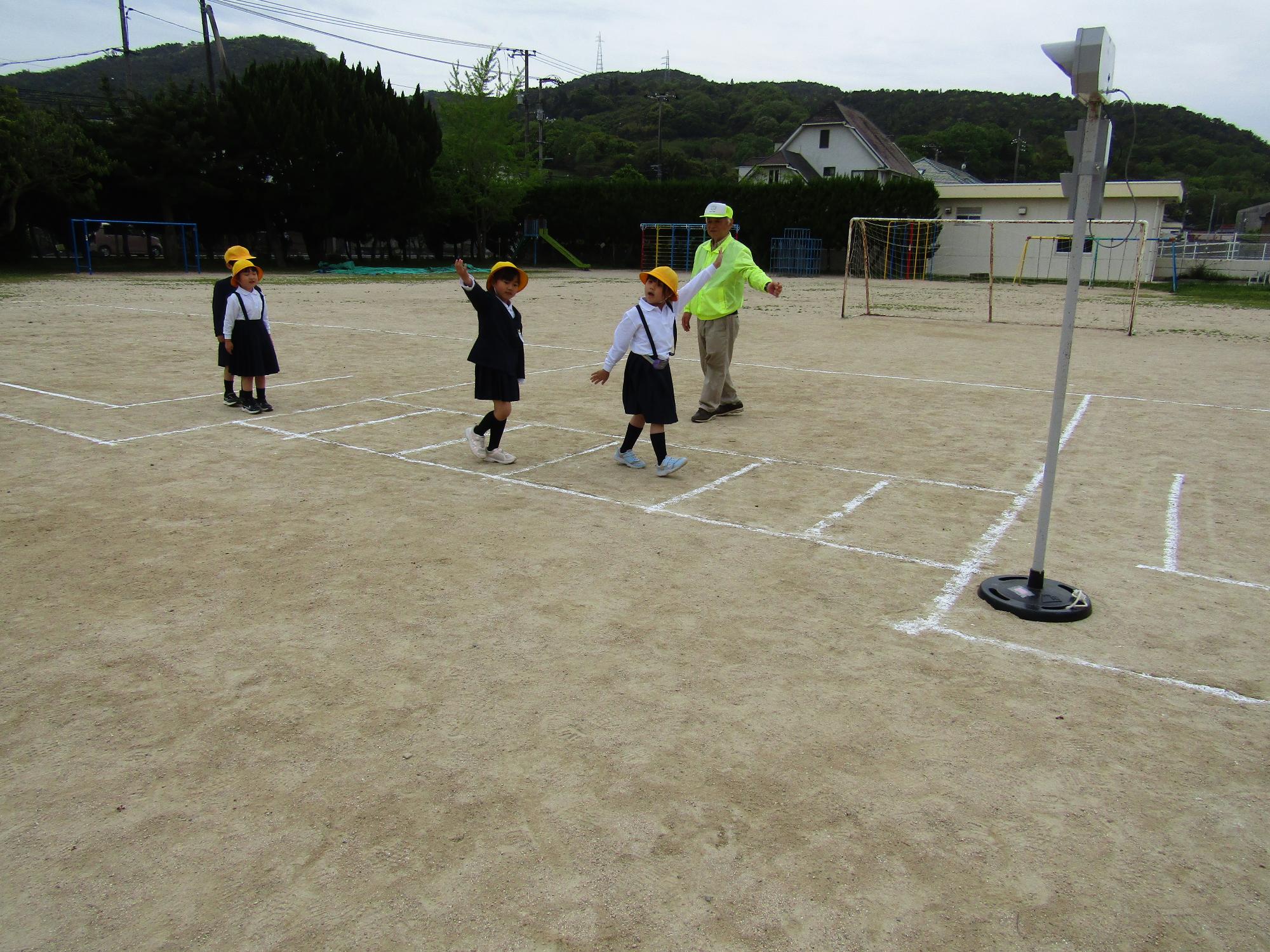 見守り隊による指導の様子