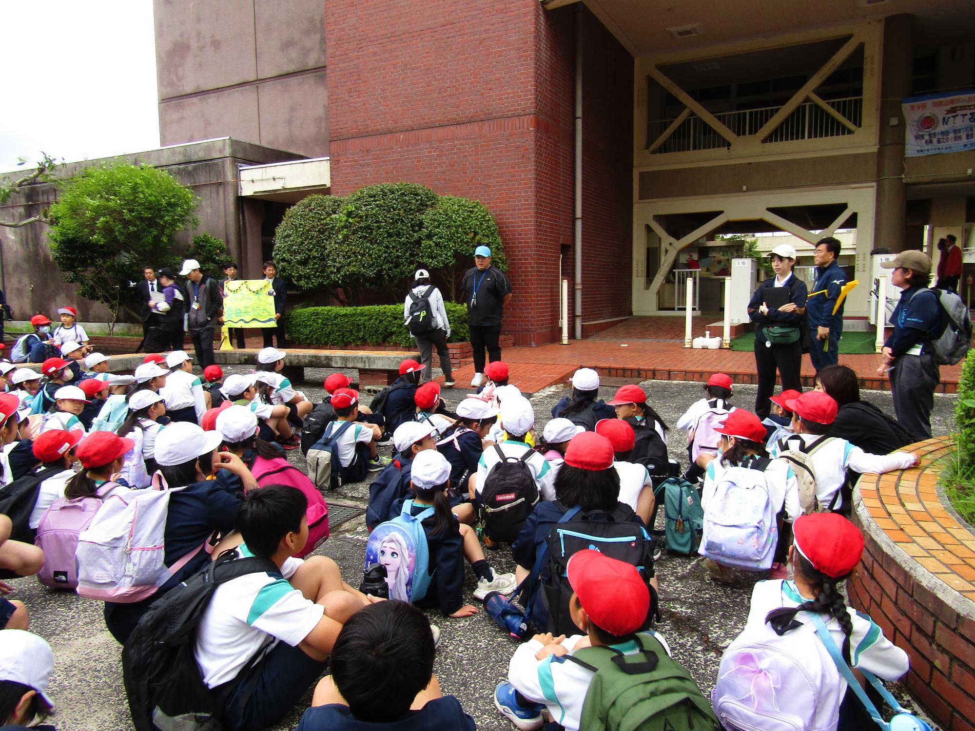 豊田高校で休憩する児童