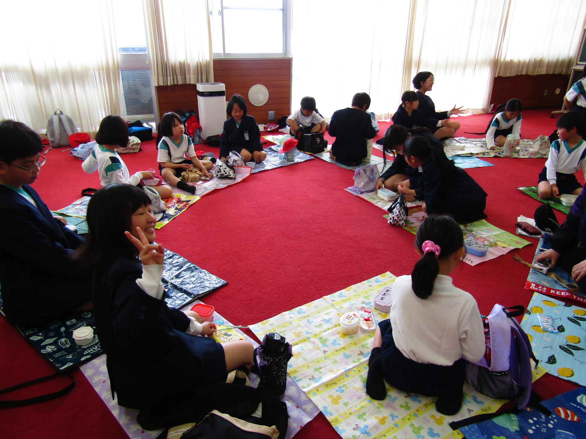 班で円になってお弁当を広げている