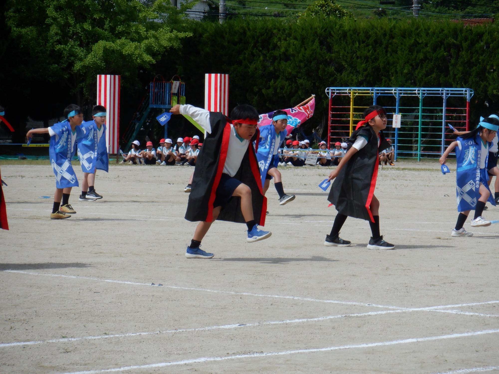 2種類の法被を着て踊る3．4年生たち