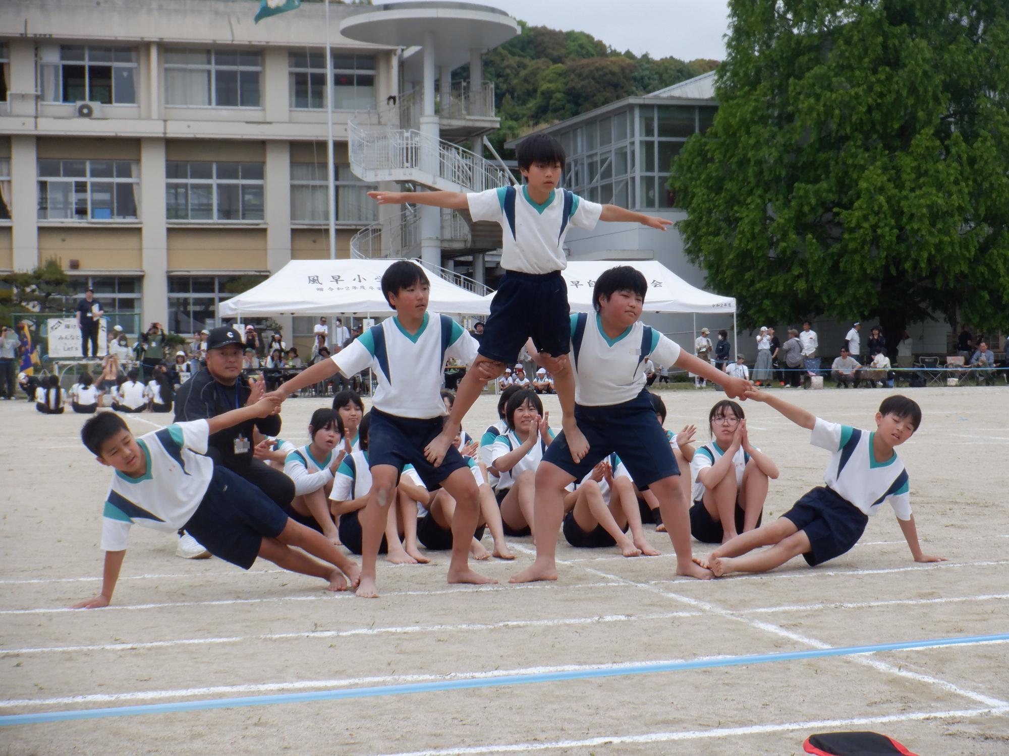 5人で組体操をする男子児童