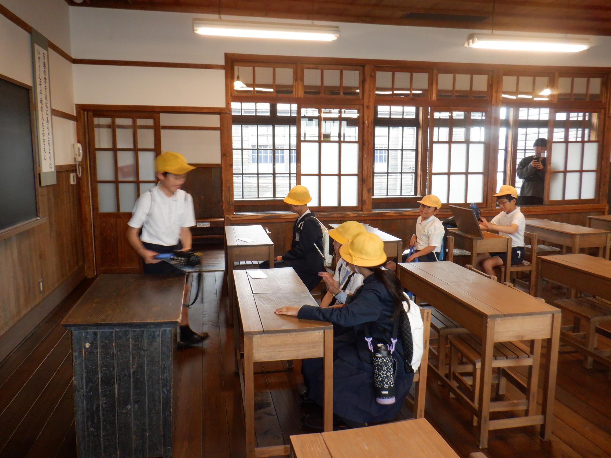 昔の教室の見学