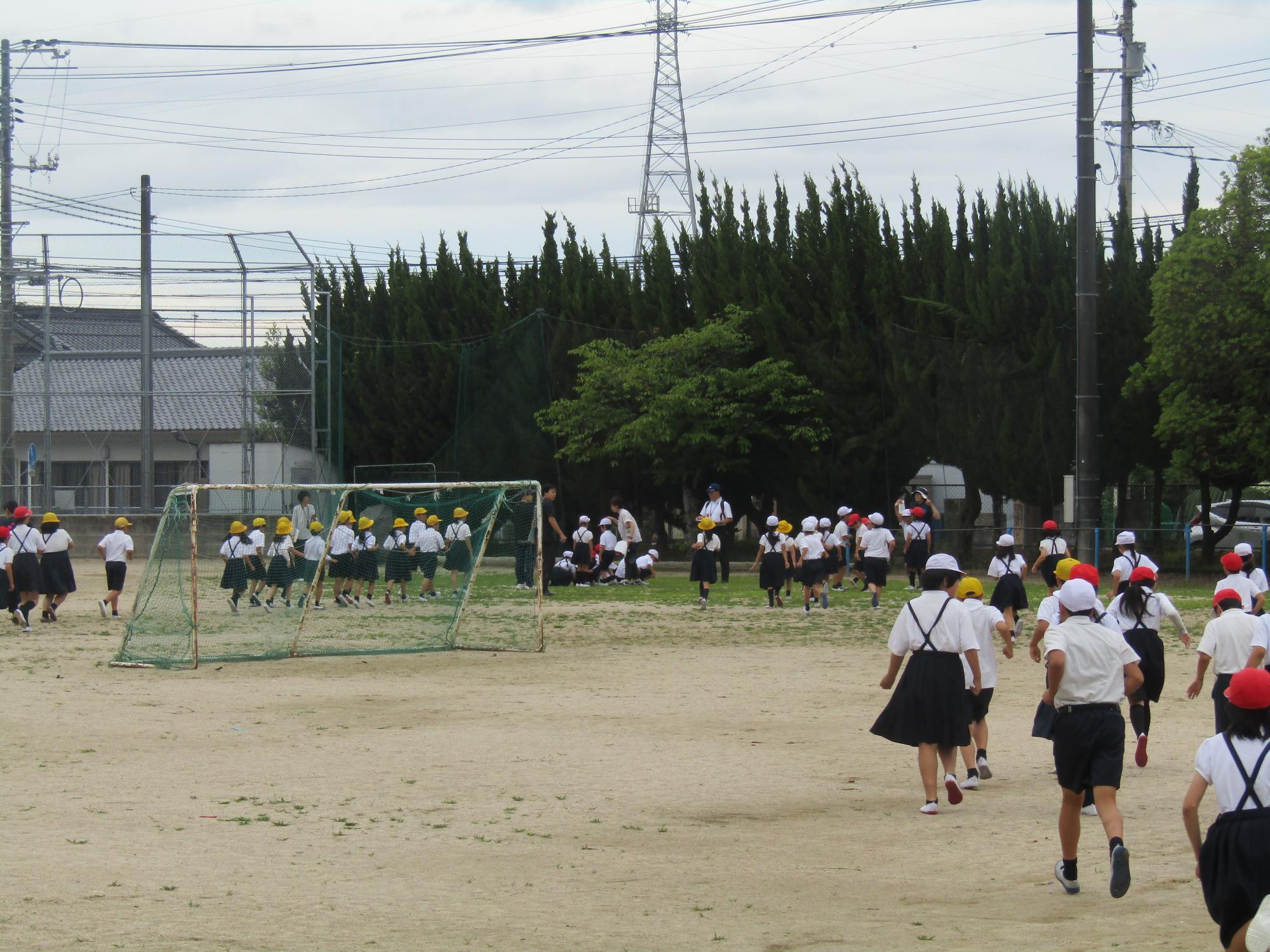 校庭の隅に集まる児童