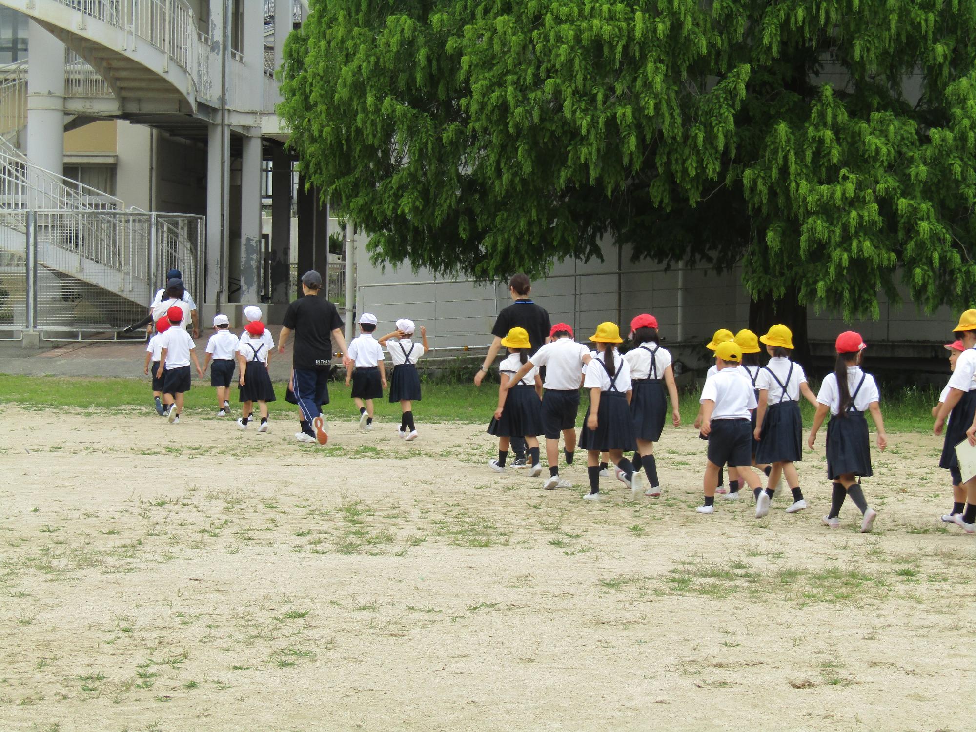二次避難場所へ移動する様子