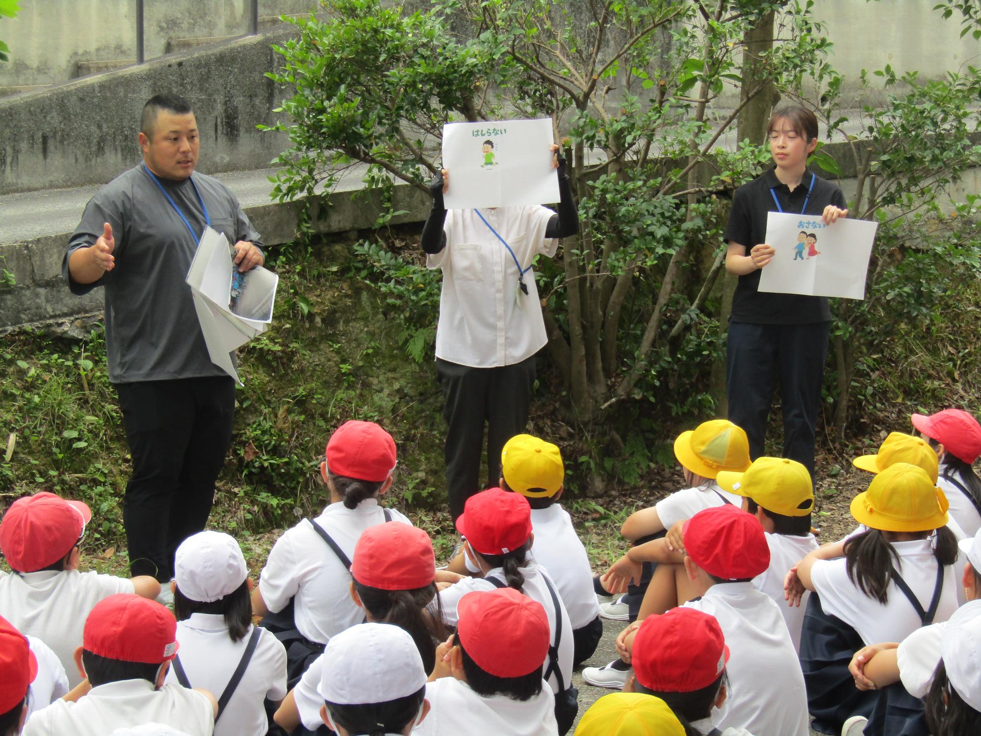 二次避難場所で今日の振り返りをしている様子