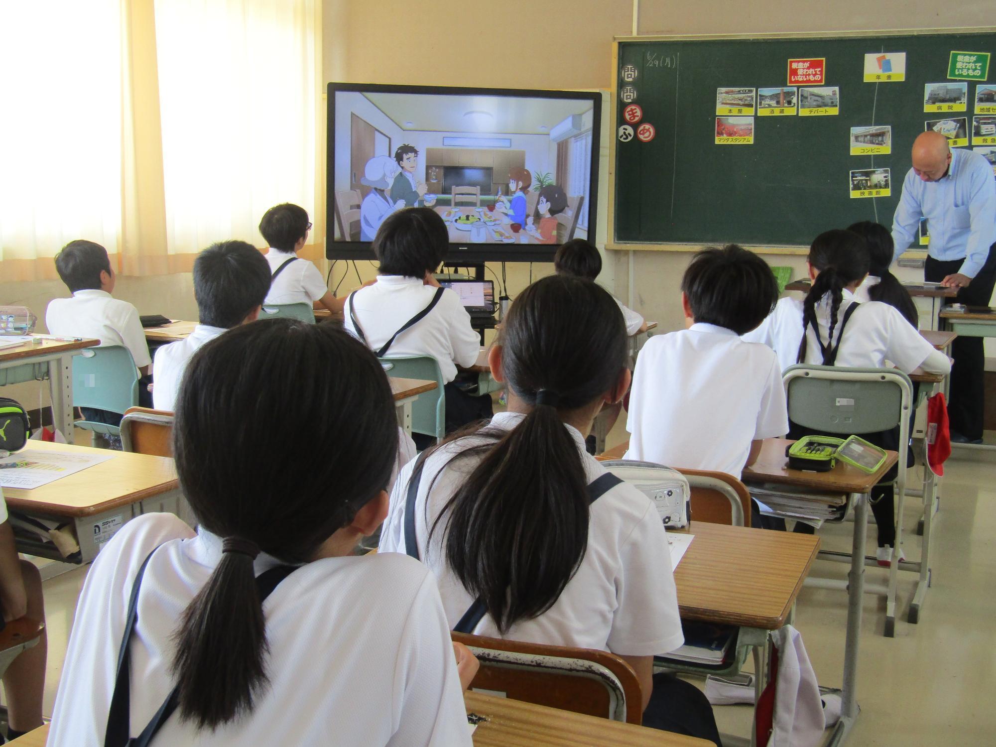 電子黒板でDVDを見ている様子