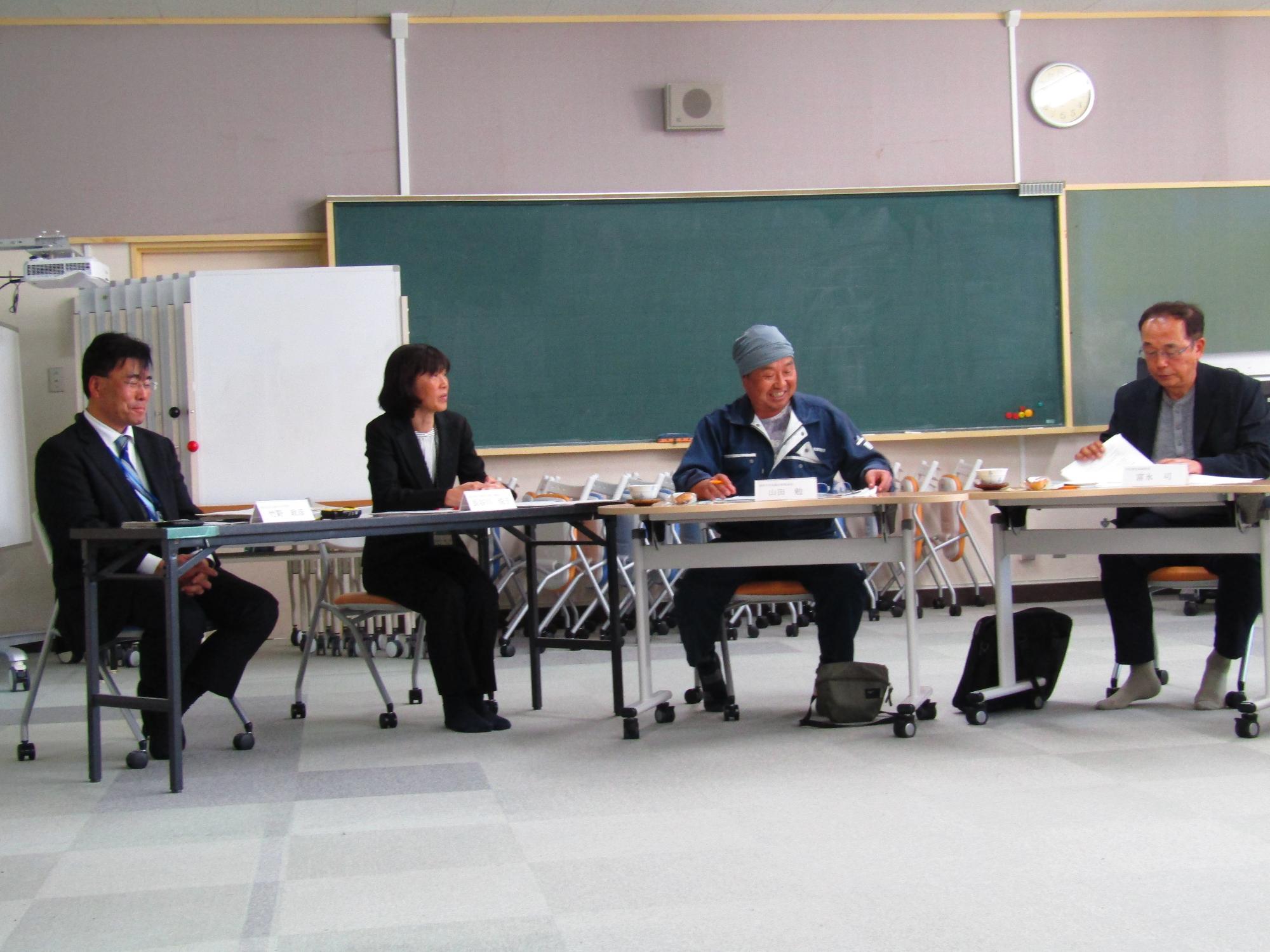 並んで座る管理職と協議委員たち
