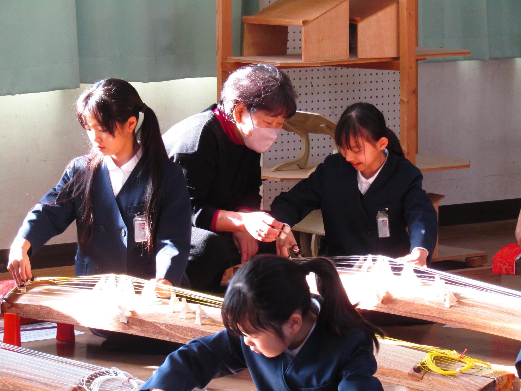 女子児童に寄り添って指導する先生