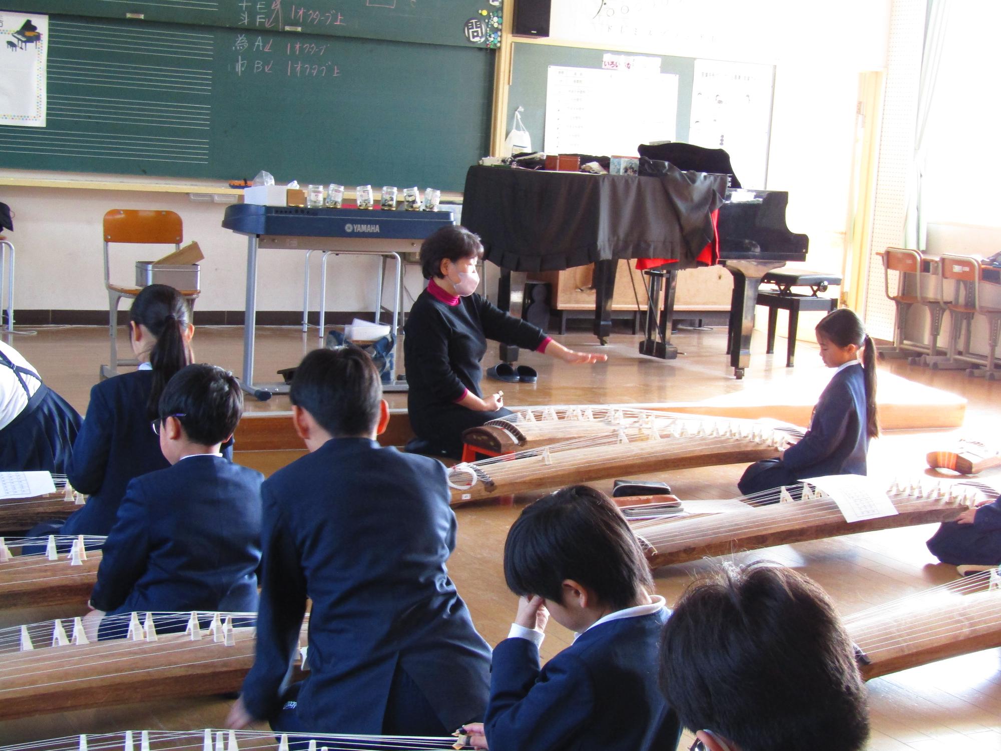 教壇の前で全体に指導している様子