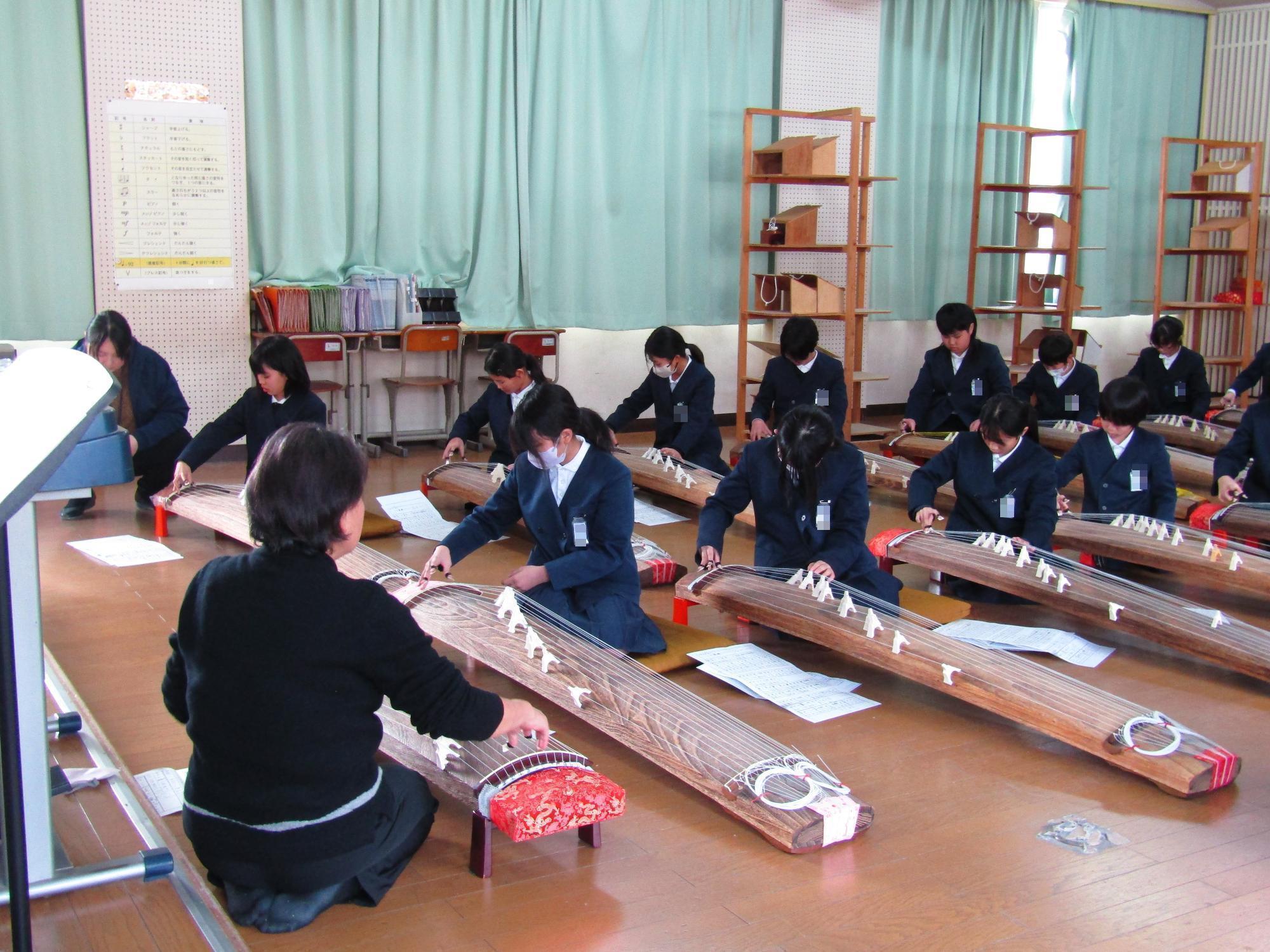 5年生に全体指導をしている様子