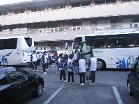 2年生修学旅行へいくバスに乗り込む写真1