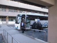 2年生修学旅行へいくバスに乗り込む写真2