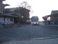 2年生修学旅行へ行くバスが学校を出て動いている写真