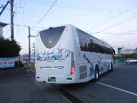 2年生修学旅行へいくバスが学校を出ていく写真