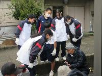 門松づくりを教えてもらっている生徒たち