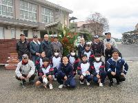 門松づくり終わりみんなで写真撮影しているところ