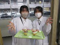 家庭科部クリスマスケーキを見せている写真