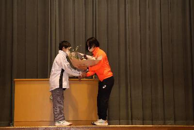 生徒代表花束贈呈