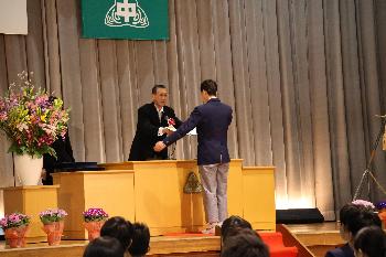 卒業証書授与一人目