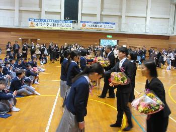 最後の学年集会で恩師に花束贈呈