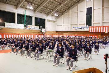 卒業証書を受け取った卒業生