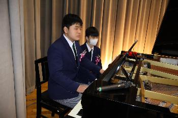 卒業生合唱伴奏者と譜めくり
