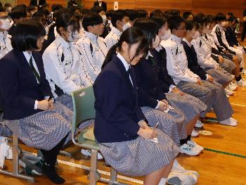 メモを取る在校生